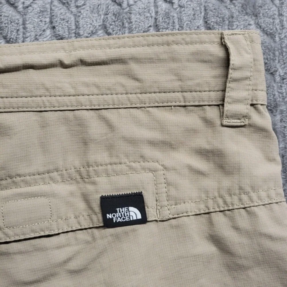 The North Face Cargo Shorts Mens Size 40 Beige Ripstop Lightweight Nylon Hiking‎